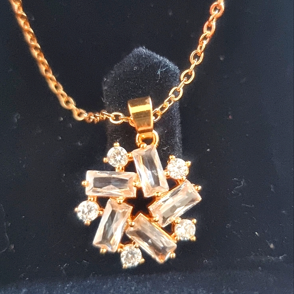 Geometric Design Women's pendant necklace